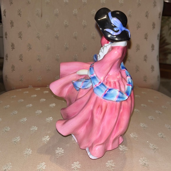 Royal Doulton "Top o' the Hill" bone china figurine, excellent condition. - Picture 6 of 9